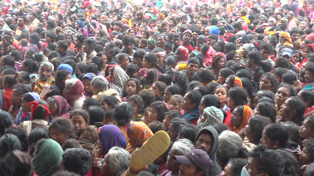༸གོང་ས་མཆོག་ནས་གནས་མཆོག་རྡོ་རྗེ་གདན་དུ་ཡུལ་མི་ཆིག་ཁྲི་ལྷག་ལ་ཐུགས་བརྩེ་བ་ཆེན་པོས་སྦྱིན་པ་བཏང་བ།