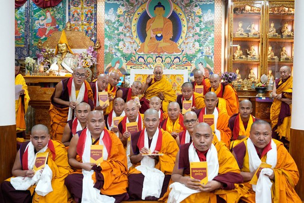༸གོང་ས་མཆོག་གིས་དགེ་འདུན་པ་ ༦༠ ལྷག་ལ་དགེ་སློང་གི་སྡོམ་པ་འབོགས་འཇོག་མཛད་པ།