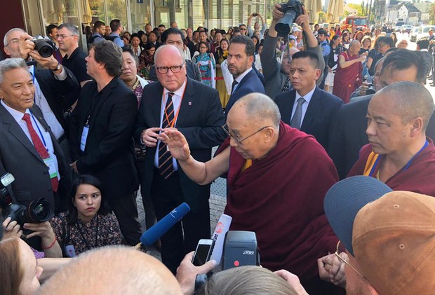 བོད་ཀྱི་དབུ་ཁྲིད་༧གོང་ས་མཆོག་འཇར་མན་ལ་ཞབས་སོར་བདེ་བར་འཁོད་སྐབས། ༢༠༡༨།༩།༡༨