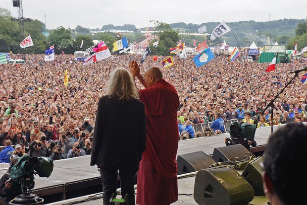 ༧གོང་ས་མཆོག་དབྱིན་ཡུལ་གྱི་Glastonburyརོལ་དབྱངས་འདུ་འཛོམས་སྟེང་། ༢༠༡༥།༦།༢༨