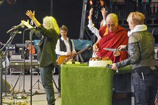 ༧གོང་ས་མཆོག་དབྱིན་ཡུལ་གྱི་Glastonburyརོལ་དབྱངས་འདུ་འཛོམས་སྟེང་། ༢༠༡༥།༦།༢༨