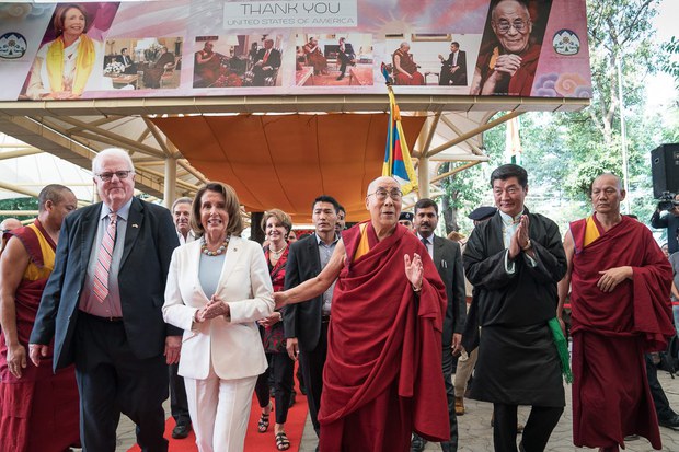 བཞུགས་སྒར་དུ་ཨ་རིའི་གྲོས་ཚོགས་ཀྱི་ཆེས་མཐོའི་སྐུ་ཚབ་ཚོཊ་པར་ཕེབས་པའི་དགའ་བསུའི་མཛད་སྒོའི་སྐབས། ༢༠༡༧།༥།༡༠ བཞུགས་སྒར་དུ་ཨ་རིའི་གྲོས་ཚོགས་ཀྱི་ཆེས་མཐོའི་སྐུ་ཚབ་ཚོཊ་པར་ཕེབས་པའི་དགའ་བསུའི་མཛད་སྒོའི་སྐབས། ༢༠༡༧།༥།༡༠