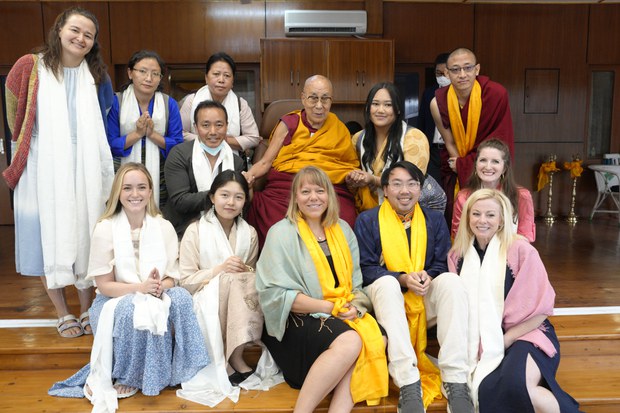 ༸གོང་ས་མཆོག་གིས། ཨ་རི་མི་ནི་སོ་ཌ་སློབ་ཆེན་ནས་བཞུགས་སྒར་དུ་ཕེབས་པའི་སློབ་མ་ཁག་ཅིག་ལ་མཇལ་ཁ་སྩལ་བ།