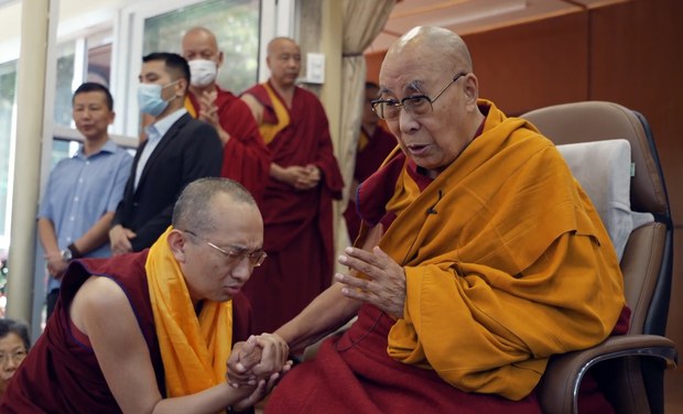སྤྱི་ནོར་༧གོང་ས་སྐྱབས་མགོན་ཆེན་པོ་མཆོག་ནས་སྟོན་པའི་བསླབ་བྱ་དེ་ལུས་སེམས་གཉིས་ཀྱི་བདེ་ཐང་ཡོང་རྒྱུར་ཕན་ཐོག་ཆེན་པོ་ཡོད་སྐོར་དཱི་པངྐ་རའི་ཆོས་ཚོགས་ཀྱི་ཚོགས་མི་རྣམས་ལ་མཇལ་ཁའི་སྐབས་བཀའ་སློབ་བསྩལ་གནང་མཛད་པ།