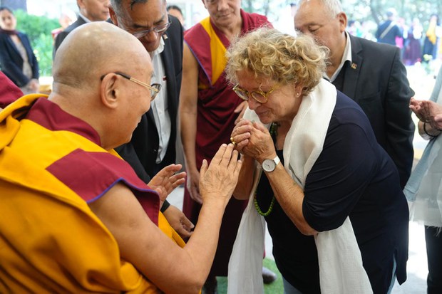 ཨི་སི་རལ་ནས་ཡིན་པའི་དད་ལྡན་པ་ཁག་ཅིག་གིས་༸གོང་ས་༸སྐྱབས་མགོན་ཆེན་པོ་མཆོག་གི་མཇལ་ཁ་ཞུས་ཏེ་དབུས་ཤར་ཨེ་ཤེ་ཡའི་གནས་སྟངས་བཟང་དུ་འགྲོ་རྒྱུར་ཐུགས་སྨོན་ཡོང་བའི་གསོལ་འདེབས་ཞུས་འདུག