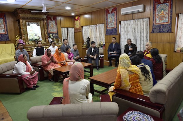 ༧གོང་ས་མཆོག་གིས་རྡ་རམ་ས་ལའི་གྲོང་སྡེ་ལྷན་ཁང་གི་རྒྱ་གར་གྱི་ལས་བྱེད་པ་ཚོར་མཇལ་ཁ་དང་བཀའ་སློབ་བསྩལ་སྐབས། ༢༠༡༧།༣།༢༩ ༧གོང་ས་མཆོག་གིས་རྡ་རམ་ས་ལའི་གྲོང་སྡེ་ལྷན་ཁང་གི་རྒྱ་གར་གྱི་ལས་བྱེད་པ་ཚོར་མཇལ་ཁ་དང་བཀའ་སློབ་བསྩལ་སྐབས། ༢༠༡༧།༣།༢༩