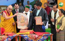 བཞུགས་སྒར་དུ་༧གོང་ས་མཆོག་གི་༧སྐུའི་གྱ་སྟོན་སྲུང་བརྩི་གནང་བཞིན་པ། ༢༠༡༥།༦།༢༢