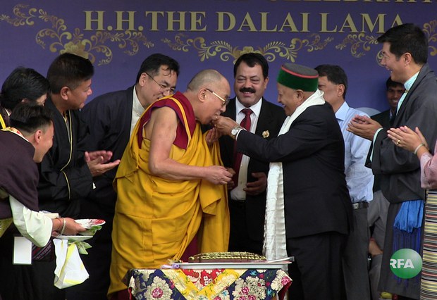 བཞུགས་སྒར་དུ་༧གོང་ས་མཆོག་གི་༧སྐུའི་གྱ་སྟོན་སྲུང་བརྩི་གནང་བཞིན་པ། ༢༠༡༥།༦།༢༢