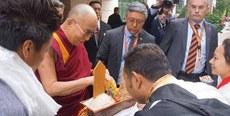 ༧གོང་ས་མཆོག་ཇར་མན་ལ་ཞབས་སོར་བདེ་བར་འཁོད་སྐབས། ༢༠༡༤།༨།༢༢