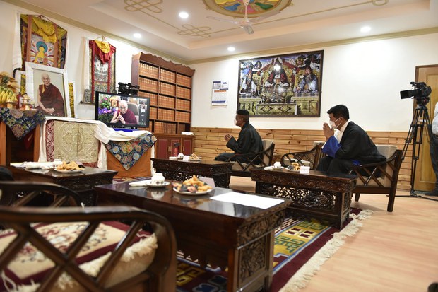 ༸གོང་ས་མཆོག་གིས་སྲིད་སྐྱོང་ལ་གསར་མཇལ་དང་བཀའ་སློབ་སྩལ་གནང་མཛད་ཡོད་པ། ༸གོང་ས་མཆོག་གིས་སྲིད་སྐྱོང་ལ་གསར་མཇལ་དང་བཀའ་སློབ་སྩལ་གནང་མཛད་ཡོད་པ།