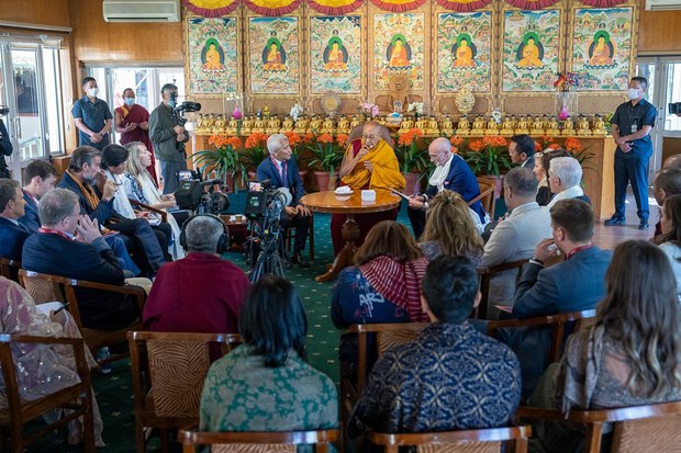 མའི་བརྩེ་བ་ཧ་ཅང་རྩ་ཆེན་པོ་རེད་ཅེས། ༸གོང་ས་མཆོག་གིས་ཧར་ཝར་ཌི་སློབ་ཆེན་གྱི་དགེ་རྒན་དང་ཞིབ་འཇུག་པ་ཁག་ཅིག་ལ་བཀའ་བསྩལ་བ།