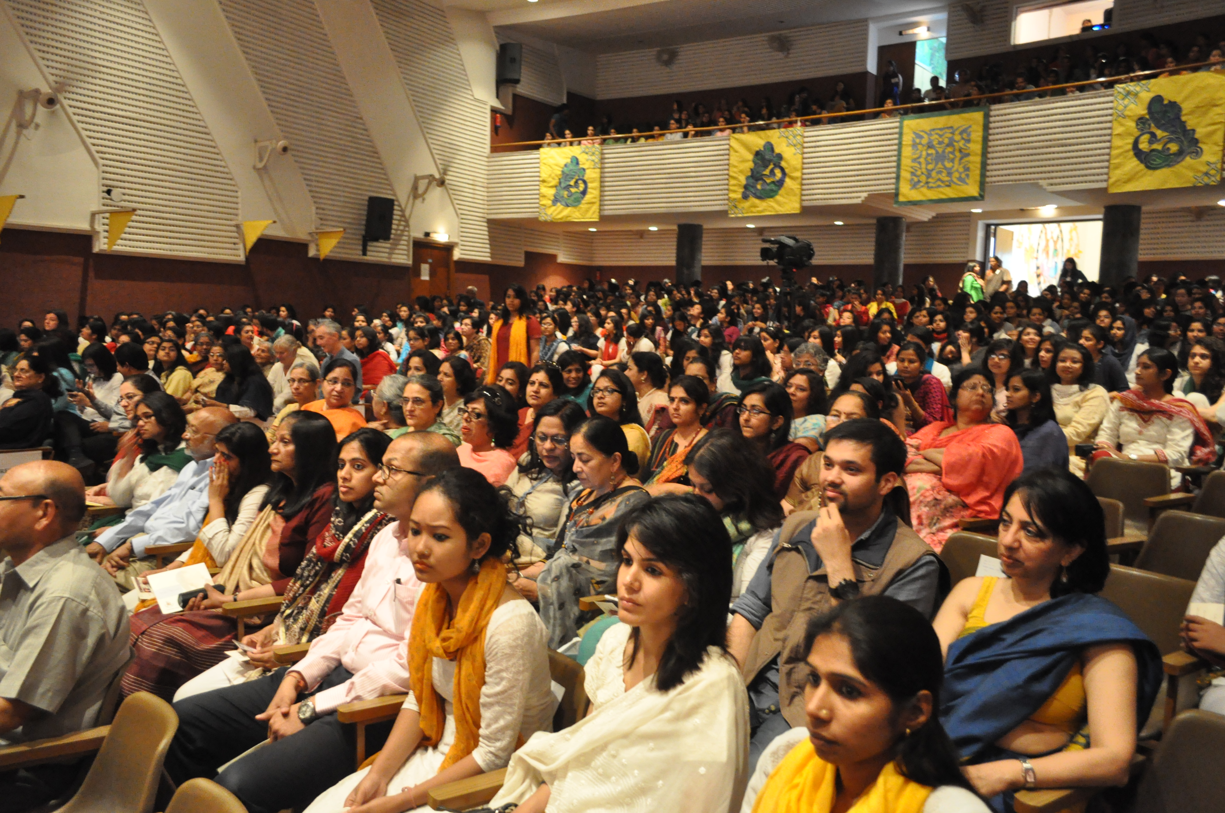 ༧གོང་ས་མཆོག་གིས་ལྡི་ལིར་ཡོད་པའི་སྙན་གྲགས་ཆེ་བའི་Lady Shri Ram སློབ་གྲྭ་ཆེན་མོར་བཀའ་སློབ་གནང་སྐབས། ༢༠༡༤།༣།༢༠