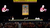 ༧གོང་ས་མཆོག་གིས་ཉི་ཧོང་དུ་མི་དམངས་སྟོང་ཚོ་བརྒལ་བར་བཀའ་སློབ་གནང་བཞིན་པ།