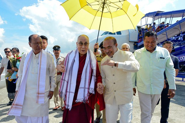 ༧གོང་ས་མཆོག་རྒྱ་གར་བྱང་ཤར་མ་ནི་པུར་ནང་ཞབས་སོར་འཁོད་སྐབས་མངའ་སྡེའི་སྤྱི་ཁྱབ་བློན་ཆེན་(N Biren Singh)་མཆོག་གིས་སྣེ་ལེན་ཕེབས་བསུ། ༢༠༡༧།༡༠།༡༧ ༧གོང་ས་མཆོག་རྒྱ་གར་བྱང་ཤར་མ་ནི་པུར་ནང་ཞབས་སོར་འཁོད་སྐབས་མངའ་སྡེའི་སྤྱི་ཁྱབ་བློན་ཆེན་(N Biren Singh)་མཆོག་གིས་སྣེ་ལེན་ཕེབས་བསུ། ༢༠༡༧།༡༠།༡༧
