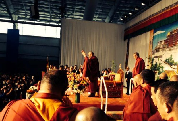 ༧གོང་ས་མཆོག་གིས་ནེའུ་ཡོག་ནས་བོད་མི་ཚོར་བཀའ་སློབ་གནང་བཞིན་པ། ༢༠༡༤།༡༡།༥