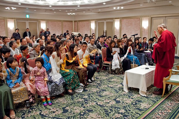 ༧གོང་ས་མཆོག་གིས་ཉི་ཧོང་ནང་གི་བོད་མི་ཚོར་མཇལ་འཕྲད་དང་བཀའ་སློབ་གནང་སྐབས། ༢༠༡༤།༤།༡༨
