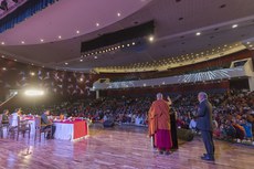 ༧གོང་ས་མཆོག་གིས་རྒྱ་གར་གྱི་ནཱ་ལེནྡྲའི་རྒྱལ་སྤྱིའི་ནང་པའི་ལྷན་ཚོགས་དབུ་འབྱེད་གནང་སྐབས། ༢༠༡༧།༣།༡༧
