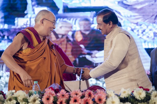 ༧གོང་ས་མཆོག་གིས་རྒྱ་གར་གྱི་ནཱ་ལེནྡྲའི་རྒྱལ་སྤྱིའི་ནང་པའི་ལྷན་ཚོགས་དབུ་འབྱེད་གནང་སྐབས་རྒྱ་གར་གྱི་རིག་གཞུང་བློན་ཆེན་མ་ཧེ་ཤེ་ཤརྨ་ Dr. Mahesh Sharma མཆོག་དང་ལྷན། ༢༠༡༧།༣།༡༧ ༧གོང་ས་མཆོག་གིས་རྒྱ་གར་གྱི་ནཱ་ལེནྡྲའི་རྒྱལ་སྤྱིའི་ནང་པའི་ལྷན་ཚོགས་དབུ་འབྱེད་གནང་སྐབས་རྒྱ་གར་གྱི་རིག་གཞུང་བློན་ཆེན་མ་ཧེ་ཤེ་ཤརྨ་ Dr. Mahesh Sharma མཆོག་དང་ལྷན། ༢༠༡༧།༣།༡༧