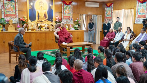 ༧གོང་ས་སྐྱབས་མགོན་ཆེན་པོ་མཆོག་གིས་རྒྱ་གར་གྱི་མཐོ་སློབ་འདྲ་མིན་གྱི་སློབ་མ་ཚོར་མཇལ་མོལ་སྐབས། ༢༠༡༩།༡༠།༢༥