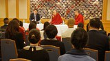 ༢༠༡༤།༤།༡༦ཉིན་༧གོང་ས་མཆོག་གིས་ཉི་ཧོང་ལ་ཡོད་པའི་རྒྱ་མི་རིགས་ཁག་ཅིག་མཇལ་འཕྲད་གནང་སྐབས།