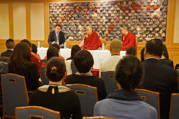 ༢༠༡༤།༤།༡༦ཉིན་༧གོང་ས་མཆོག་གིས་ཉི་ཧོང་ལ་ཡོད་པའི་རྒྱ་མི་རིགས་ཁག་ཅིག་མཇལ་འཕྲད་གནང་སྐབས། ༢༠༡༤།༤།༡༦ཉིན་༧གོང་ས་མཆོག་གིས་ཉི་ཧོང་ལ་ཡོད་པའི་རྒྱ་མི་རིགས་ཁག་ཅིག་མཇལ་འཕྲད་གནང་སྐབས།