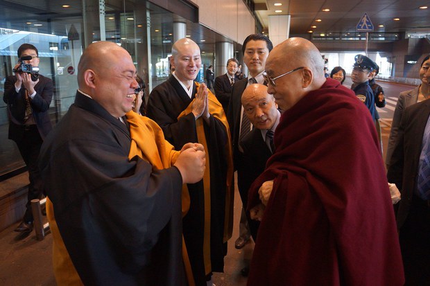 ༧གོང་ས་མཆོག་ཉི་ཧོང་ལ་ཞབས་སོར་འཁོད་སྐབས། ༢༠༡༥།༤།༢
