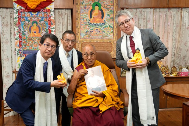 ༧གོང་ས་མཆོག་གིས་ཉི་ཧོང་གྲོས་ཚོགས་འཐུས་མིའི་བོད་དོན་རྒྱབ་སྐྱོར་ཚོགས་པའི་སྤྱི་ཁྱབ་དྲུང་ཆེ་ལ་མཇལ་ཁ་སྩལ་འདུག ༧གོང་ས་མཆོག་གིས་ཉི་ཧོང་གྲོས་ཚོགས་འཐུས་མིའི་བོད་དོན་རྒྱབ་སྐྱོར་ཚོགས་པའི་སྤྱི་ཁྱབ་དྲུང་ཆེ་ལ་མཇལ་ཁ་སྩལ་འདུག