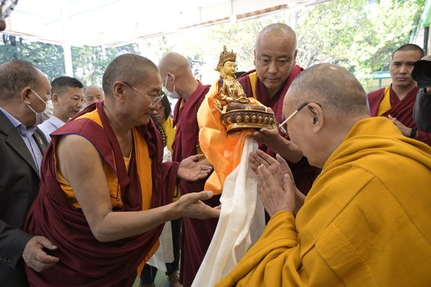 ༸གོང་ས་མཆོག་གིས་ཇོ་ནང་༸རྒྱལ་ཚབ་རིན་པོ་ཆེས་དབུས་པའི་ཐའེ་ཝན་གྱི་དད་ལྡན་ཆོས་ཞུ་བ་ ༡༦ ལ་མཇལ་ཁ་སྩལ་བ། ༸གོང་ས་མཆོག་གིས་ཇོ་ནང་༸རྒྱལ་ཚབ་རིན་པོ་ཆེས་དབུས་པའི་ཐའེ་ཝན་གྱི་དད་ལྡན་ཆོས་ཞུ་བ་ ༡༦ ལ་མཇལ་ཁ་སྩལ་བ།