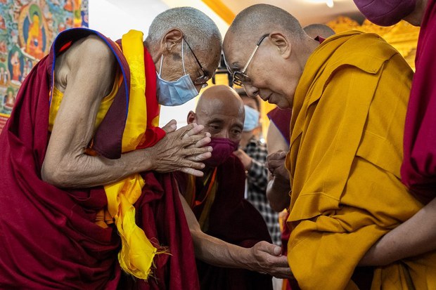 སྤྱི་ནོར་༧གོང་ས་སྐྱབས་མགོན་ཆེན་པོ་མཆོག་འདི་ལོའི་དབྱར་དུས་ལ་དྭགས་སུ་ཆིབས་བསྒྱུར་མཛད་རྒྱུ་ཡིན་འདུག