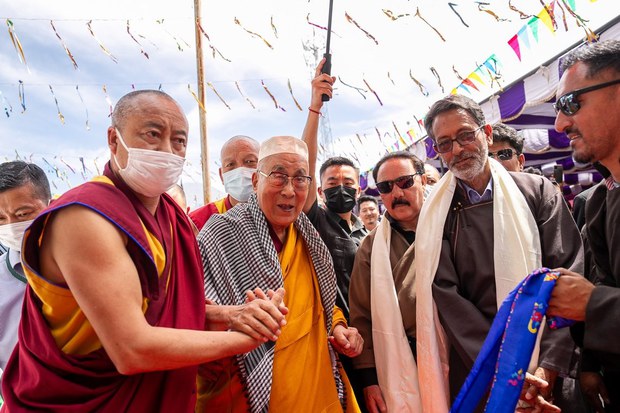 ༸གོང་ས་མཆོག་ལ་དྭགས་ཁ་ཆེའི་ཕྱག་འཚལ་ཁང་དུ་ཆིབས་བསྒྱུར་གྱིས་ཆོས་ལུགས་མཐུན་འབྲེལ་ཐོག་བཀའ་སྩལ་བ། ༸གོང་ས་མཆོག་ལ་དྭགས་ཁ་ཆེའི་ཕྱག་འཚལ་ཁང་དུ་ཆིབས་བསྒྱུར་གྱིས་ཆོས་ལུགས་མཐུན་འབྲེལ་ཐོག་བཀའ་སྩལ་བ།