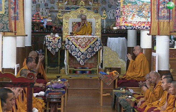 ༧གོང་ས་མཆོག་དཔལ་དུས་ཀྱི་འཁོར་ལོའི་སྒྲུབ་མཆོད་ཆེན་མོར་དབུ་བཞུགས་གནང་སྐབས། ༢༠༡༦།༤།༢༡ ༧གོང་ས་མཆོག་དཔལ་དུས་ཀྱི་འཁོར་ལོའི་སྒྲུབ་མཆོད་ཆེན་མོར་དབུ་བཞུགས་གནང་སྐབས། ༢༠༡༦།༤།༢༡