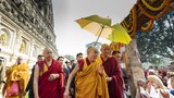བྱང་ཨ་མི་རི་ཀའི་བོད་མི་ཡོངས་ཀྱིས་༧གོང་ས་མཆོག་ལ་བརྟན་བཞུགས་འདེགས་འབུལ་ཞུ་འཆར་འདུག