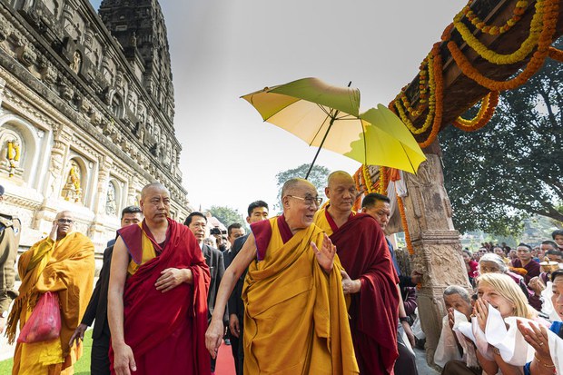 བྱང་ཨ་མི་རི་ཀའི་བོད་མི་ཡོངས་ཀྱིས་༧གོང་ས་མཆོག་ལ་བརྟན་བཞུགས་འདེགས་འབུལ་ཞུ་འཆར་འདུག