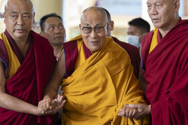 བོད་ཀྱི་བུད་མེད་ལྷན་ཚོགས་གཙོས་ཚོགས་སྡེ་ཁག་ཅིག་གིས་༧གོང་ས་མཆོག་ལ་བརྟན་བཞུགས་བསྟར་འབུལ་ཞུ་རྒྱུ་རེད།