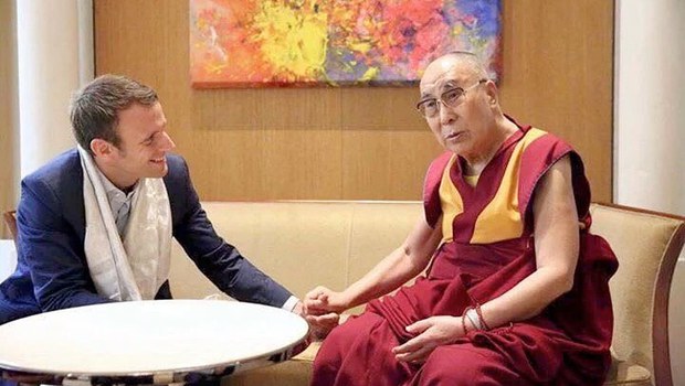 ༧གོང་ས་མཆོག་གིས་སྐུ་ཞབས་མཱཀ་རོན་ལགས་སུ་སླར་ཡང་སྲིད་འཛིན་གྱི་འོས་བསྡུའི་རྒྱལ་ཁ་ཐོབ་པར་འཚམས་འདྲི་མཛད་འདུག