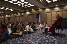 བོད་ཀྱི་དབུ་ཁྲིད་སྤྱི་ནོར་༧གོང་ས་མཆོག་གིས་བོད་རིགས་སློབ་ཕྲུག་ཚོར་བཀའ་སློབ་སྩལ་སྐབས། ༢༠༡༨།༨།༣༠