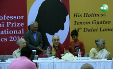 ལྡི་ལིར་༧གོང་ས་མཆོག་ལ་སློབ་དཔོན་དམ་པ་སོན་དྷིའི་རྗེས་དྲན་ཆེ་བསྟོད་ཀྱི་རྒྱལ་སྤྱིའི་ཆབ་སྲིད་ཀྱི་གཟེངས་རྟགས་འབུལ་སྐབས། ༢༠༡༧།༤།༢༧