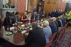 ༧གོང་ས་མཆོག་གིས་ཅེཀ་གྲོས་ཚོཊ་ཀྱི་འཐུས་མིར་མཇལ་འཕྲད་སྐབས། ༢༠༡༦།༡༠།༡༨