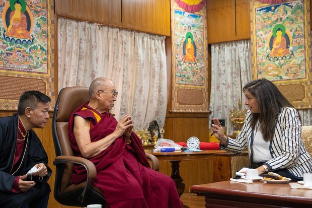 བོད་དོན་དམིགས་བསལ་འབྲེལ་མཐུད་པ་ལྕམ་ཨཛ་ར་ཛི་ཡ་ལགས་ཀྱིས་༸གོང་ས་མཆོག་ལ་ཨ་རིའི་སྲིད་འཛིན་བྷའི་ཌན་མཆོག་གི་སྐུ་ཚབ་བྱས་ནས་འཚམས་འདྲི་ཞུས་ཡོད་པ། བོད་དོན་དམིགས་བསལ་འབྲེལ་མཐུད་པ་ལྕམ་ཨཛ་ར་ཛི་ཡ་ལགས་ཀྱིས་༸གོང་ས་མཆོག་ལ་ཨ་རིའི་སྲིད་འཛིན་བྷའི་ཌན་མཆོག་གི་སྐུ་ཚབ་བྱས་ནས་འཚམས་འདྲི་ཞུས་ཡོད་པ།