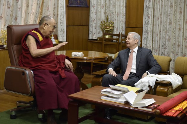 ཨ་རིའི་གཞུང་ཚབ་ཆེན་མོ་སྐུ་ཞབས་ ཀེ་ནིཏ་ཇཱསྀ་ཊར་(Kenneth Juster)མཆོག་གིས་༧གོང་ས་མཆོག་དང་མཇལ་བཅར་སྐབས། ༢༠༡༨།༥།༤ ཨ་རིའི་གཞུང་ཚབ་ཆེན་མོ་སྐུ་ཞབས་ ཀེ་ནིཏ་ཇཱསྀ་ཊར་(Kenneth Juster)མཆོག་གིས་༧གོང་ས་མཆོག་དང་མཇལ་བཅར་སྐབས། ༢༠༡༨།༥།༤