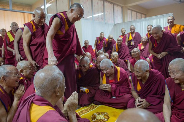 ༧གོང་ས་མཆོག་གིས་དེ་སྔ་རྒྱ་གར་དུ་བཙན་བྱོལ་ལ་ཕེབས་གྲོགས་དགེ་འདུན་པ་རྒན་གྲས་ཚོར་མཇལ་ཁ་དང་བཀའ་སློབ་གནང་སྐབས། ༢༠༡༥།༡༢།༡༦ ༧གོང་ས་མཆོག་གིས་དེ་སྔ་རྒྱ་གར་དུ་བཙན་བྱོལ་ལ་ཕེབས་གྲོགས་དགེ་འདུན་པ་རྒན་གྲས་ཚོར་མཇལ་ཁ་དང་བཀའ་སློབ་གནང་སྐབས། ༢༠༡༥།༡༢།༡༦
