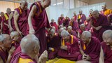 ༧གོང་ས་མཆོག་གིས་དེ་སྔ་རྒྱ་གར་དུ་བཙན་བྱོལ་ལ་ཕེབས་གྲོགས་དགེ་འདུན་པ་རྒན་གྲས་ཚོར་མཇལ་ཁ་དང་བཀའ་སློབ་གནང་སྐབས། ༢༠༡༥།༡༢།༡༦
