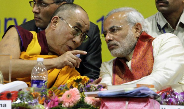 ༧གོང་ས་སྐྱབས་མགོན་ཆེན་པོ་མཆོག་དང་སྐུ་ཞབས་མོ་དྷི་(Narendra་Modi)་རྣམ་གཉིས། ༢༠༡༠།༠༡།༡༥