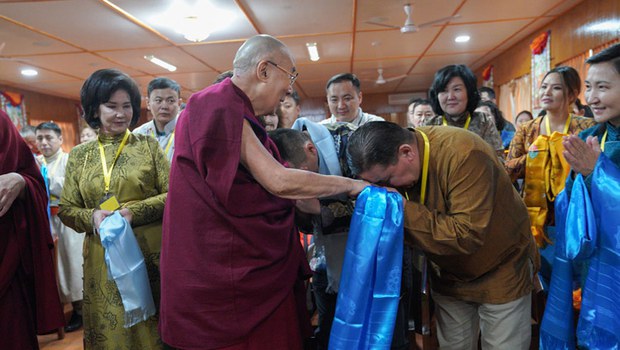 ༧གོང་མཆོག་གིས་སོག་ཡུལ་ནས་ཆེད་ཕེབས་གནང་པའི་མི་སྣ་ཁག་ཅིག་ལ་མཇལ་མོལ་གནང་སྐབས། ༢༠༡༩།༣།༢༥