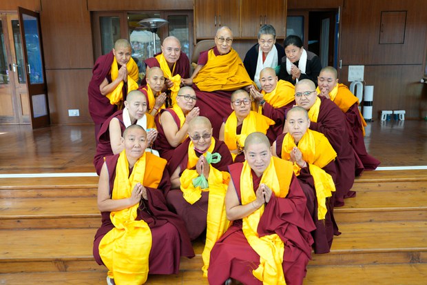 ༸གོང་ས་མཆོག་གིས་སྔགས་རམས་དགེ་བཤེས་མ་ ༡༠ ལ་མཇལ་ཁ་བསྩལ་བ།