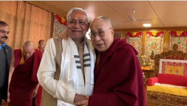 སྦི་ཧར་མངའ་སྡེའི་སྤྱི་ཁྱབ་བློན་ཆེན་གྱིས་༧གོང་ས་མཆོག་ལ་མཇལ་འཕྲད།
