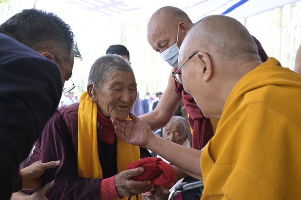 གཞན་ལ་བརྩེ་བའི་བསམ་པ་གོང་ནས་གོང་དུ་འཕེལ་བའི་ལག་རྗེས་སུ། སོ་སོའི་སེམས་ཞི་བདེ་ཆགས་ཀྱི་ཡོད་ཅེས། ༸གོང་ས་མཆོག་གིས་བཀའ་སྩལ་བ།