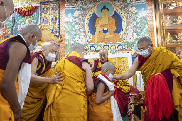 ༧གོང་ས་མཆོག་གིས་དགེ་ཚུལ་ཕོ་མོ་༧༠བརྒལ་བར་དགེ་ཚུལ་གྱི་སྡོམ་པ་སྩལ་ཏེ། སངས་རྒྱས་ཀྱི་བསྟན་པ་འཛིན་སྐྱོང་གནང་དགོས་པའི་བཀའ་ཕེབས་ཡོད་པ།