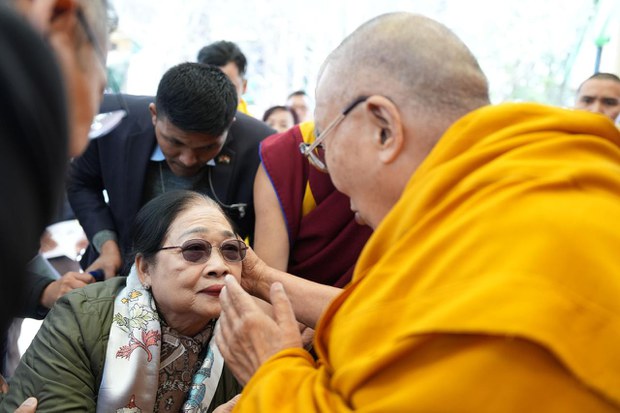 ༸གོང་ས་༸སྐྱབས་མགོན་ཆེན་པོ་མཆོག་གིས་ཝིཡེཏ་ནམ་ནས་ཡིན་པའི་འབྲས་ནད་ནད་པ་ཞིག་ཐེ་བའི་མི་མང་ཁག་ཅིག་ལ་མཇལ་ཁ་སྩལ་བ་བརྒྱུད་མཇལ་བཅར་བའི་རྒྱུད་ལ་ཆོས་ཉམས་ལེན་གྱི་དང་འདོད་སྐྱེད་འདུག