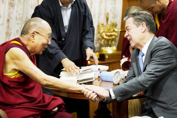 ཨ་རིའི་ཕྱི་སྲིད་ལས་ཁུངས་ཀྱི་རྒྱལ་སྤྱིའི་ཆོས་དད་རང་དབང་ཚན་པའི་སྐུ་ཚབ་ཆེན་མོས་༧གོང་ས་མཆོག་དང་མཇལ་མོལ་སྐབས། ༢༠༡༩།༡༠།༢༨ ཨ་རིའི་ཕྱི་སྲིད་ལས་ཁུངས་ཀྱི་རྒྱལ་སྤྱིའི་ཆོས་དད་རང་དབང་ཚན་པའི་སྐུ་ཚབ་ཆེན་མོས་༧གོང་ས་མཆོག་དང་མཇལ་མོལ་སྐབས། ༢༠༡༩།༡༠།༢༨